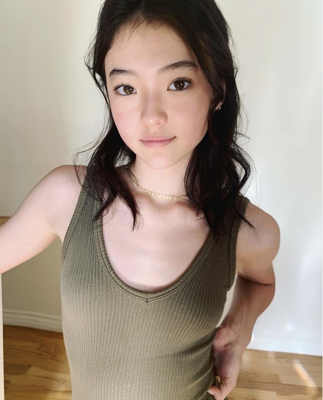 Namun pada 2019, Ella Gross menuai kontroversi setelah membintangi iklan Baskin Robbins. Netizen Korea mengecam brand es krim tersebut karena menampilkan close up bibirnya saat memakan es krim. Sementara ibu Ella, Wynne Gross merasa sedih dengan respon negatif netizen. Foto: dok. Instagram @ellagross