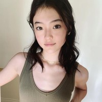 Namun pada 2019, Ella Gross menuai kontroversi setelah membintangi iklan Baskin Robbins. Netizen Korea mengecam brand es krim tersebut karena menampilkan close up bibirnya saat memakan es krim. Sementara ibu Ella, Wynne Gross merasa sedih dengan respon negatif netizen. Foto: dok. Instagram @ellagross