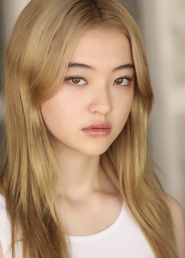 Dengan pelatihan akting di agensinya, dia mendapat kesempatan untuk memulai debut aktingnya di kancah Hollywood. Hingga kini Ella telah membintangi sejumlah film seperti Heathers, Malibu Rescue, Star Trek: Picard, dan terbaru Malibu Rescue: The Next Wave. Foto: dok. Instagram @ellagross