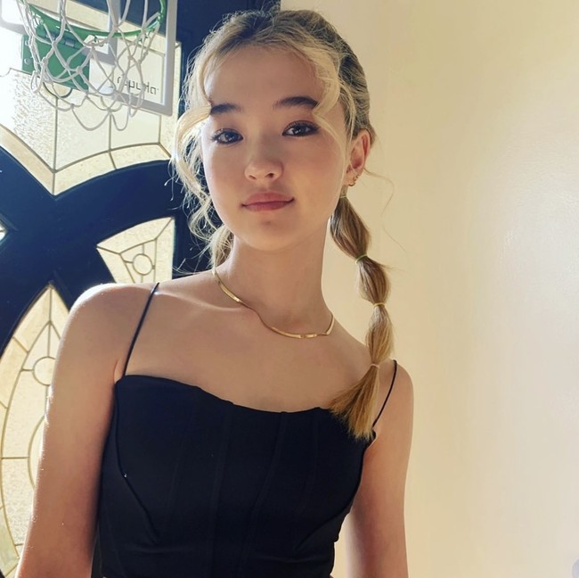 Kini Ella Gross telah beranjak remaja dan menginjak usia 14 tahun. Baru-baru ini dia mengunggah fotonya dengan warna rambut pirang. Foto: dok. Instagram @ellagross