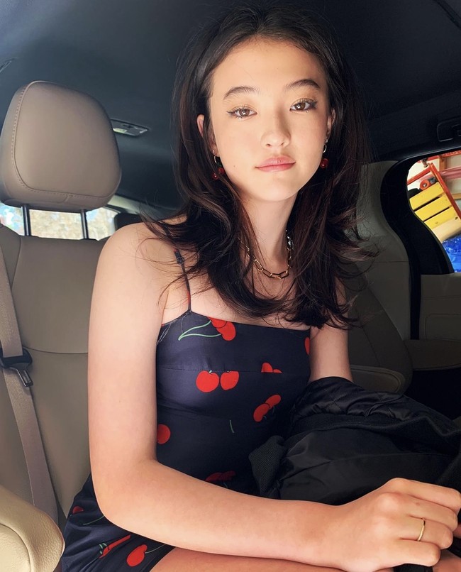 Sejak kecil Ella Gross eksis sebagai model untuk sejumlah brand seperti ZARA, Levi’s, Lacoste, dan H&M. Dengan paras cantiknya, dia pun meraih popularitas di media sosial. Foto: dok. Instagram @ellagross