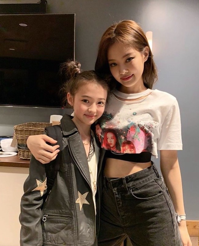 Ella Gross mulai bergabung dalam sub label YG Entertainment, THEBLACKLABEL saat berusia 10 tahun. Karena kemiripannya dengan Jennie BLACKPINK, Ella Gross pun mendapat julukan sebagai “Little Jennie BLACKPINK.” Foto: dok. Instagram @ellagross
