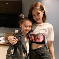 Ella Gross mulai bergabung dalam sub label YG Entertainment, THEBLACKLABEL saat berusia 10 tahun. Karena kemiripannya dengan Jennie BLACKPINK, Ella Gross pun mendapat julukan sebagai “Little Jennie BLACKPINK.” Foto: dok. Instagram @ellagross