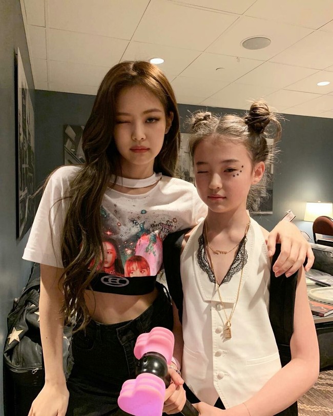 Tak hanya mirip, gadis yang mendapat panggilan ‘Little Jennie’ itu memiliki hubungan istimewa dengannya sebagai penggemar. Dia berfoto dengan Jennie di belakang panggung saat menonton konser BLACKPINK dan sering pergi bersama. Foto: dok. Instagram @ellagross