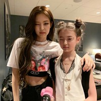 Tak hanya mirip, gadis yang mendapat panggilan ‘Little Jennie’ itu memiliki hubungan istimewa dengannya sebagai penggemar. Dia berfoto dengan Jennie di belakang panggung saat menonton konser BLACKPINK dan sering pergi bersama. Foto: dok. Instagram @ellagross