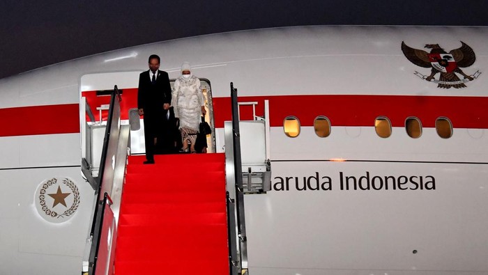 Presiden Joko Widodo tiba di Indonesia pagi ini usai melakukan kunjungan kerja ke AS. Wakil Presiden Ma'ruf Amin tampak sambut kedatangan Presiden Joko Widodo.