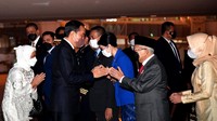 Wakil Presiden Maruf Amin tampak menyambut kedatangan Presiden Joko Widodo dan Ibu Negara Iriana di Bandara Internasional Soekarno-Hatta, Tangerang, Banten.