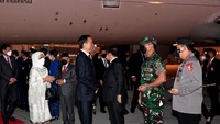 Panglima TNI Jenderal Andika Perkasa dan Kapolri Jenderal Pol. Listyo Sigit Prabowo juga tampak hadir untuk menyambut kedatangan Presiden Joko Widodo.