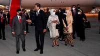 Untuk diketahui, berdasarkan keterangan tertulis dari Biro Pers, Media, dan Informasi Sekretariat Presiden, Jokowi beserta Ibu Iriana Joko Widodo beserta rombongan menggunakan Pesawat Garuda Indonesia GIA-1 tiba di Bandara Internasional Soekarno-Hatta, Tangerang, Banten, Senin (16/5/2022) sekitar pukul 05.15 WIB. Jokowi dan rombongan menempuh perjalanan selama kurang lebih delapan jam dari Bandara Internasional Abu Dhabi, Persatuan Emirat Arab.