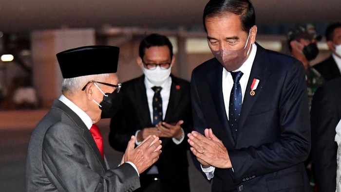 Presiden Joko Widodo tiba di Indonesia pagi ini usai melakukan kunjungan kerja ke AS. Wakil Presiden Maruf Amin tampak sambut kedatangan Presiden Joko Widodo.