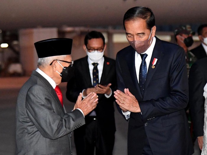 Presiden Joko Widodo tiba di Indonesia pagi ini usai melakukan kunjungan kerja ke AS. Wakil Presiden Maruf Amin tampak sambut kedatangan Presiden Joko Widodo.
