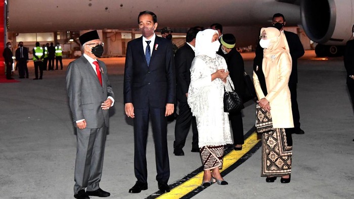 Presiden Joko Widodo tiba di Indonesia pagi ini usai melakukan kunjungan kerja ke AS. Wakil Presiden Ma'ruf Amin tampak sambut kedatangan Presiden Joko Widodo.