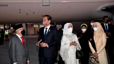 Foto-foto Jokowi Disambut Maruf Amin Saat Tiba di Indonesia