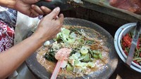 Di daera elit Senopati bisa makan kenyang di Gado-gado Mas Jon. Porsinya banyak dan hanya dibanderol Rp 15.000. Foto: Instagram