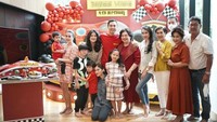 Walaupun sibuk menjalani kegiatan di dunia hiburan, Sandra Dewi tidak pernah melupakan keluarganya. Ulang tahun anaknua, Rafa, sempat dirayakan dengan cara yang intim bersama keluarga besar. Foto: Instagram/sandradewi88