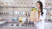 Mengawasi asupan nutrisi keluarganya juga dilakukan sendiri oleh Sandra Dewi. Belanja makanan sehat hingga vitamin dilakukan demi menjaga kesehatan keluarga. Foto: Instagram/sandradewi88