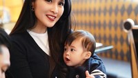Sebagai seorang ibu, tidak ada satupun momen tumbuh kembang anaknya yang terlewatkan. Saat anaknya belajar makan sendiri, Sandra Dewi menemani dan mengawasinya secara langsung. Foto: Instagram/sandradewi88