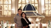 Aktris cantik Sandra Dewi berhasil membuat netizen iri. Melalui sebuah kolom tanya jawab, Sandra Dewi bagikan sikap romantis sehari-hari suaminya, Harvey Moeis. Foto: Instagram/sandradewi88