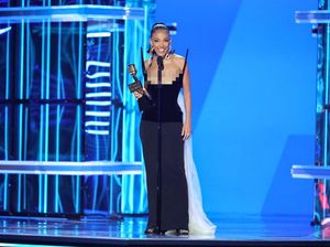 7 Gaya Doja Cat di Billboard Music Awards 2022 Bikin Heboh, Tampil Topless