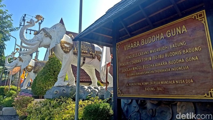 Gelar Perayaan Waisak, Vihara Buddha Guna Bali Terapkan Prokes Ketat Vihara Buddha Guna di Bali gelar perayaan Trisuci Waisak 2566/2022 dengan menerapkan prokes. Di antaranya mewajibkan masker-jaga jarak saat beribadah di vihara.