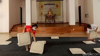 Sementara itu, Jeni Kwang mengatakan terdapat perbedaan dalam pelaksanaan Trisuci Waisak 2566 tahun ini. Pada perayaan Waisak tahun ini, meski masih terdapat pembatasan, namun pihak vihara sedikit memberi kelonggaran bagi umat untuk melaksanakan persembahyangan di area vihara. Pelonggaran itu dari sebelumnya jumlah umat sebanyak 60 orang per sesi, pada tahun ini jumlah umat yang diperkenankan beribadah dibatasi hingga 120 orang.