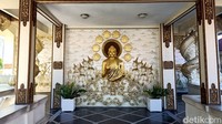 Untuk diketahui, pihak vihara akan melakukan Trisuci Waisak bersamaan dengan detik-detik Waisak karena detik-detik Waisak jatuh di siang hari yaitu 12.13.46. Kemudian proses ibadah akan dilanjutkan dengan Puja Trisuci Waisak dan dilanjutkan dengan meditasi detik-detik Waisak.
