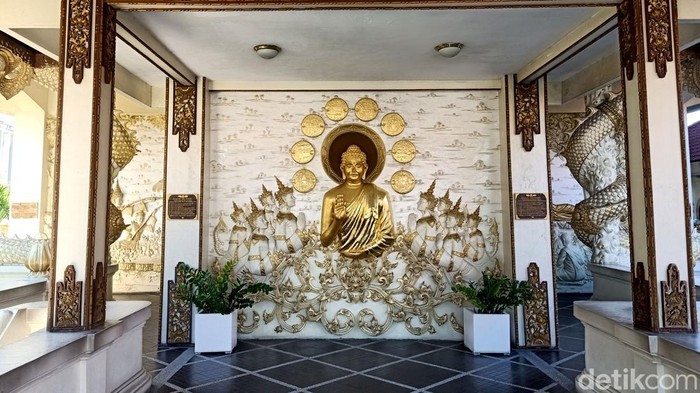 Vihara Buddha Guna di Bali gelar perayaan Trisuci Waisak 2566/2022 dengan menerapkan prokes. Di antaranya mewajibkan masker-jaga jarak saat beribadah di vihara.