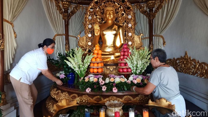 Vihara Buddha Guna di Bali gelar perayaan Trisuci Waisak 2566/2022 dengan menerapkan prokes. Di antaranya mewajibkan masker-jaga jarak saat beribadah di vihara.