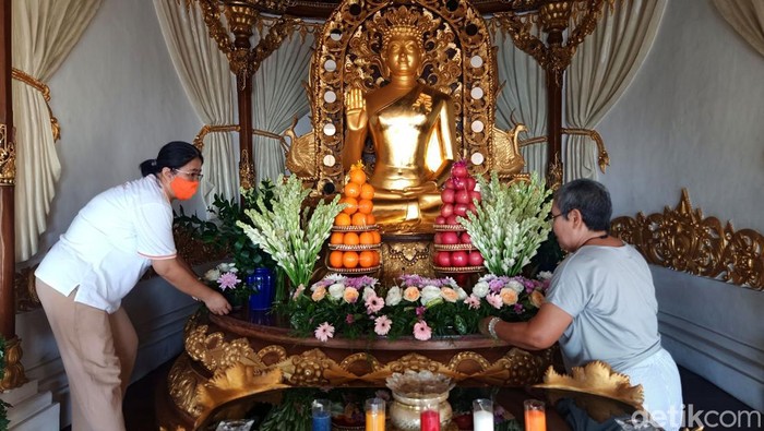 Gelar Perayaan Waisak, Vihara Buddha Guna Bali Terapkan Prokes Ketat Vihara Buddha Guna di Bali gelar perayaan Trisuci Waisak 2566/2022 dengan menerapkan prokes. Di antaranya mewajibkan masker-jaga jarak saat beribadah di vihara.