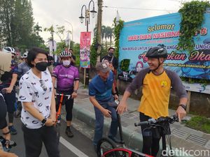 Pantau Kirab Waisak Sambil Gowes, Ganjar: Semoga Semua Berbahagia