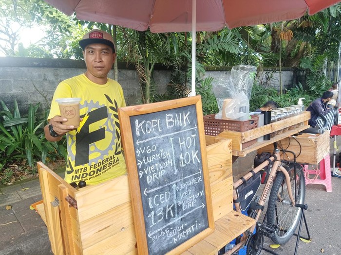 Gung Kris dan Warung Kopi Baik Bali miliknya yang berlokasi di Jalan Gunung Batukaru, Denpasar Barat