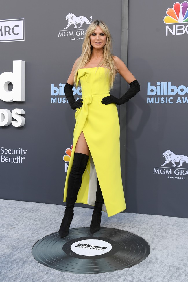 Menyandang status model dan host kompetisi desain tak menjamin Heidi Klum untuk selalu tampil memukau. Salahkan pada kombinasi warna kuning dan hitam yang terlalu mencolok pada gayanya ini. (Foto: WireImage/Bryan Steffy)