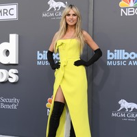 Menyandang status model dan host kompetisi desain tak menjamin Heidi Klum untuk selalu tampil memukau. Salahkan pada kombinasi warna kuning dan hitam yang terlalu mencolok pada gayanya ini. (Foto: WireImage/Bryan Steffy)