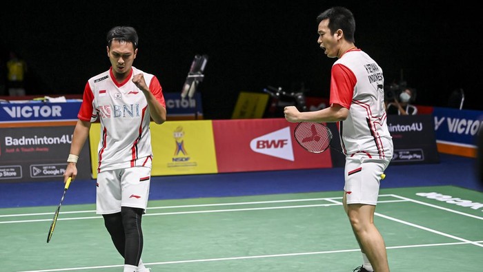 Pebulu tangkis ganda putra Indonesia  Mohammad Ahsan (kiri) dan Hendra Setiawan (kanan) meluapkan kegembiraan saat melawan pebulu tangkis ganda putra Thailand Chaloempon Charoenkitamorn dan Nanthakarn Yordphaisong dalam pertandingan babak penyisihan grup A Piala Thomas Uber 2022 di Impact Arena, Bangkok, Thailand, Senin (9/5/2022). Hendra/Ahsan kalahkan ganda putra Thailand dengan skor 21-12, 26-28 dan 21-11. ANTARA FOTO/M Risyal Hidayat/pras.