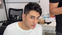 Baru-baru ini Ibrahim Ali Khan jadi sorotan usai sikapnya berhadapan dengan kerumunan fans tertangkap kamera. Dia sedang berusaha menuju mobilnya namun ada banyak kamera dan penggemar mengikuti. Namun dia tetap tenang dan santai. (Foto: dok. Instagram @saraalikhan95)