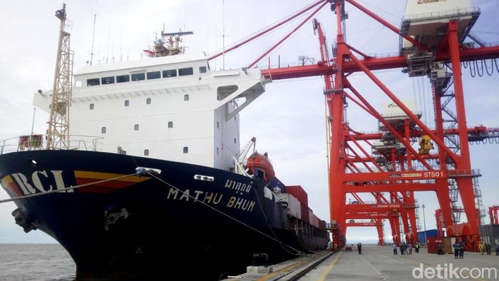 Kapal yang membawa 34 kontainer bahan baku minyak goreng diamankan TNI AL di Medan. Puluhan kontainer berisi bahan baku minyak goreng itu milik 3 perusahaan.