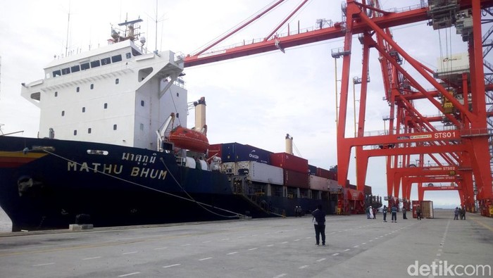 Kapal yang membawa 34 kontainer bahan baku minyak goreng diamankan di Medan. Kapal itu diketahui milik tiga perusahaan.