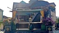 Adapun rumah-rumah ibadah di kompleks Puja Mandala terdiri dari Masjid Agung Ibnu Batutah, Gereja Katolik Paroki Maria Bunda Segala Bangsa, Vihara Buddha Guna, Gereja Kristen Bukit Doa dan Pura Jagat Natha Nusa Dua.