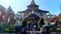Terkait libur panjang Waisak, Muhamad Jumali menilai terjadi peningkatan kunjungan sejak Sabtu (14/5/2022). Dirinya memperkirakan tingginya jumlah kunjungan hanya akan terjadi hingga Senin (16/5/2022) mengingat pada Selasa (17/5/2022) masyarakat sudah kembali disibukkan dengan urusan pekerjaan. Menurutnya, adapun total kapasitas di Puja Mandala, yakni dapat menampung kurang lebih 5 ribu orang.