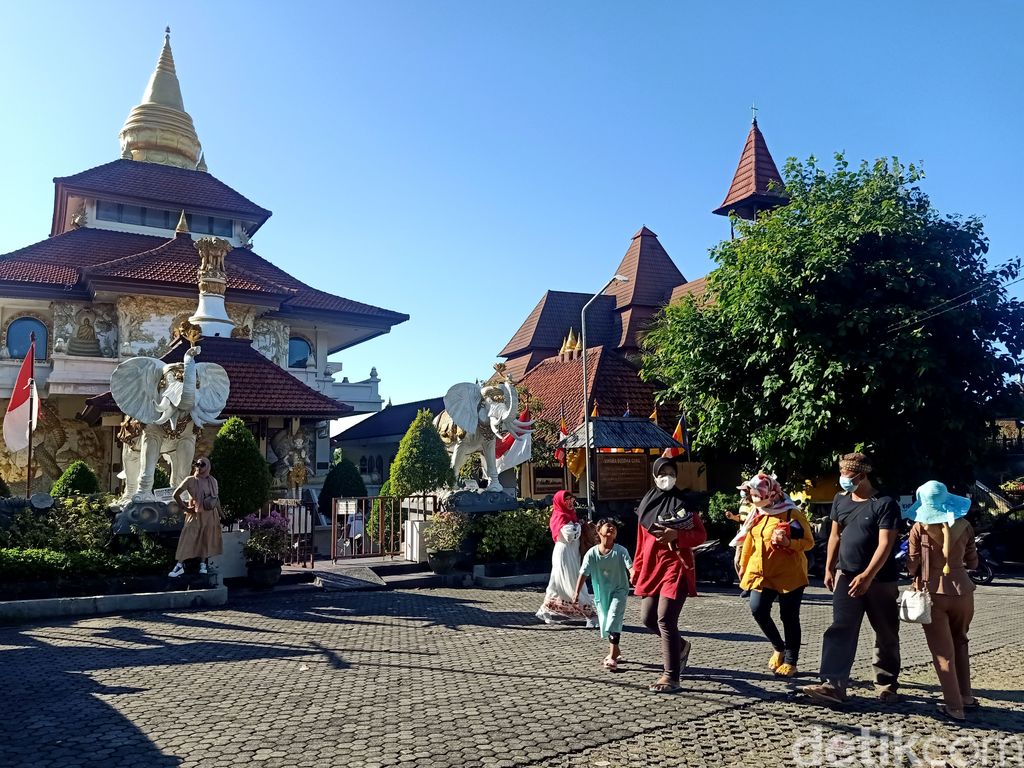 Puja Mandala jadi salah satu destinasi wisata religi yang cukup populer di Bali. Pasalnya di sini terdapat pusat peribadatan bagi lima agama. Penasaran?