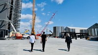 Saat berjalan berdampingan ke fasilitas produksi roket SpaceX keduanya pun tetap nampak santai.