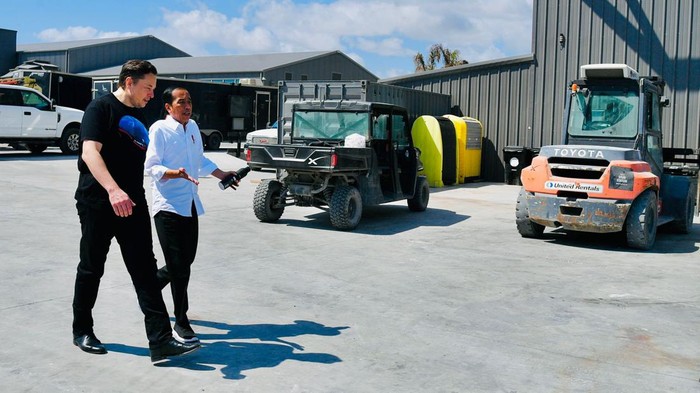 Jokowi kunjungi lokasi fasilitas produksi roket SpaceX bersama Elon Musk pada Sabtu (14/5/2022) lalu. Yuk, tengok lagi gaya Jokowi dan Elon Musk saat bertemu.