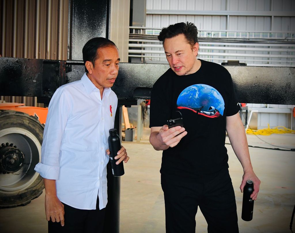 Jokowi kunjungi lokasi fasilitas produksi roket SpaceX bersama Elon Musk pada Sabtu (14/5/2022) lalu. Yuk, tengok lagi gaya Jokowi dan Elon Musk saat bertemu.