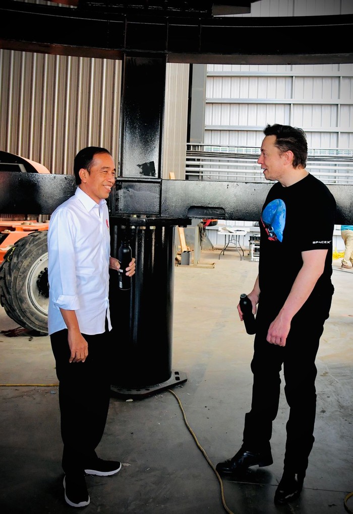 Jokowi kunjungi lokasi fasilitas produksi roket SpaceX bersama Elon Musk pada Sabtu (14/5/2022) lalu. Yuk, tengok lagi gaya Jokowi dan Elon Musk saat bertemu.