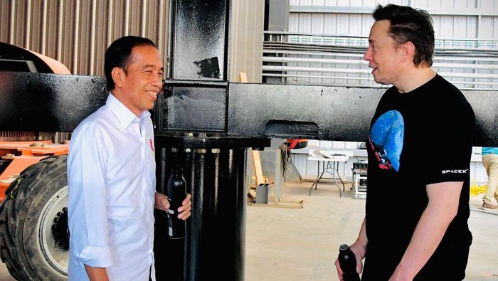 Jokowi kunjungi lokasi fasilitas produksi roket SpaceX bersama Elon Musk pada Sabtu (14/5/2022) lalu. Yuk, tengok lagi gaya Jokowi dan Elon Musk saat bertemu.