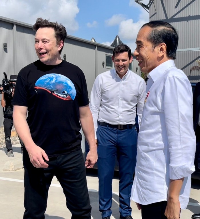 Intip Gaya Santai Ala Jokowi Vs Elon Musk Saat Blusukan ke Pabrik SpaceX Jokowi kunjungi lokasi fasilitas produksi roket SpaceX bersama Elon Musk pada Sabtu (14/5/2022) lalu. Yuk, tengok lagi gaya Jokowi dan Elon Musk saat bertemu.