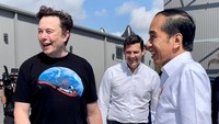 Presiden Joko Widodo (Jokowi) maupun Elon Musk nampak berpenampilan santai saat bertemu. Elon Musk mengenakan kaus oblong, sedang Jokowi mengenakan kemeja putih polos, dan bagian lengannya digulung.