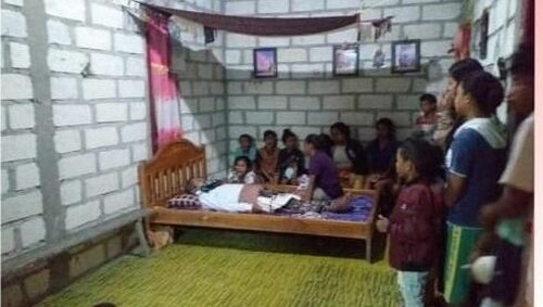 Jenazah Timotius Abia Ora disemayamkan di rumah duka di RT 06/RW 03, Dusun II, Desa Apren, Kecamatan Amarasi, Kabupaten Kupang, Minggu (15/5/2022) malam.