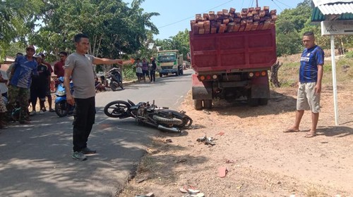 Kanit Reskrim Polsek Solor, Aipda Daniel Nahak sementara berada di lokasi kecelakaan maut yang menelan dua korban jiwa mengatur arus lalu lintas dan mengevakuasi jenazah korban, Minggu (15/5/2022).