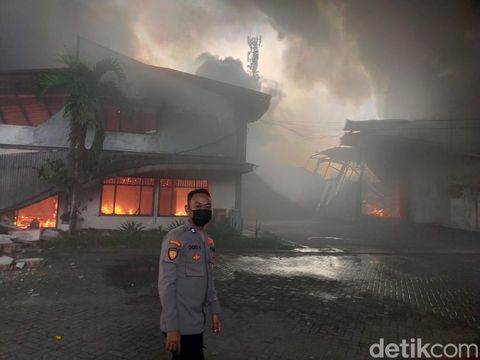 Kompleks Pabrik Aneka Regalindo di Jalan Raya Trosobo 111, Kecamatan Taman, Sidoarjo terbakar. Kebakaran terjadi setelah terdengar ledakan.